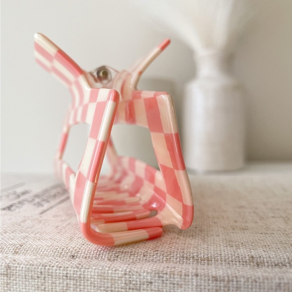 πHPπ Coral Pink & Cream Abstract Wavy Checkered Claw Hair Clip - Picture 3 of 7